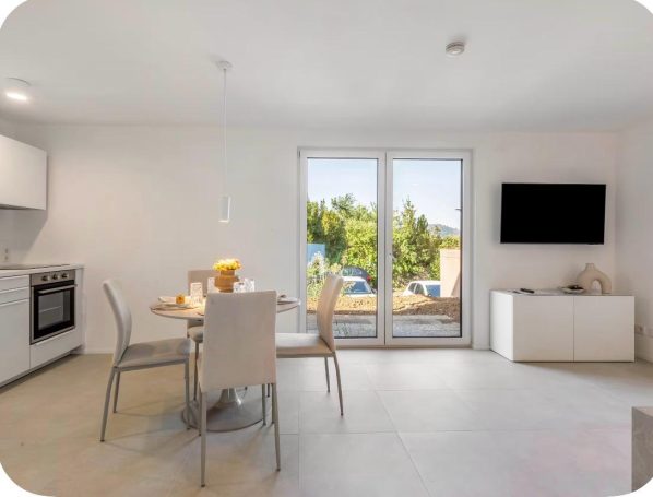 Esszimmer mit Zugang zur Terrasse in der Ferienwohnung Casa Panorama